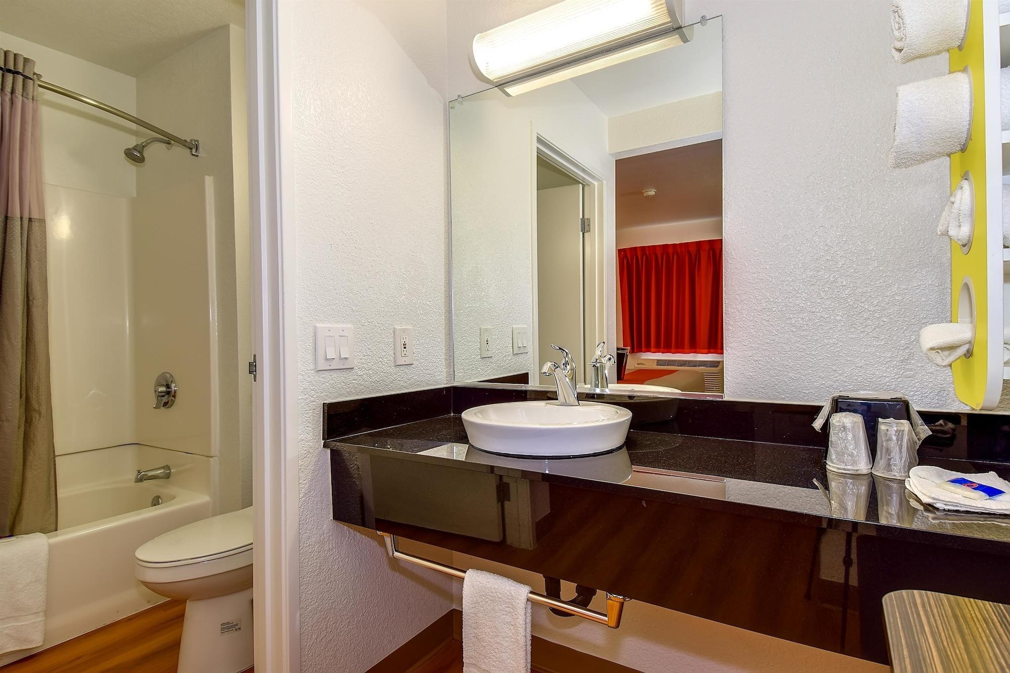 Hotel 6-riverside, Ca - South Riverside