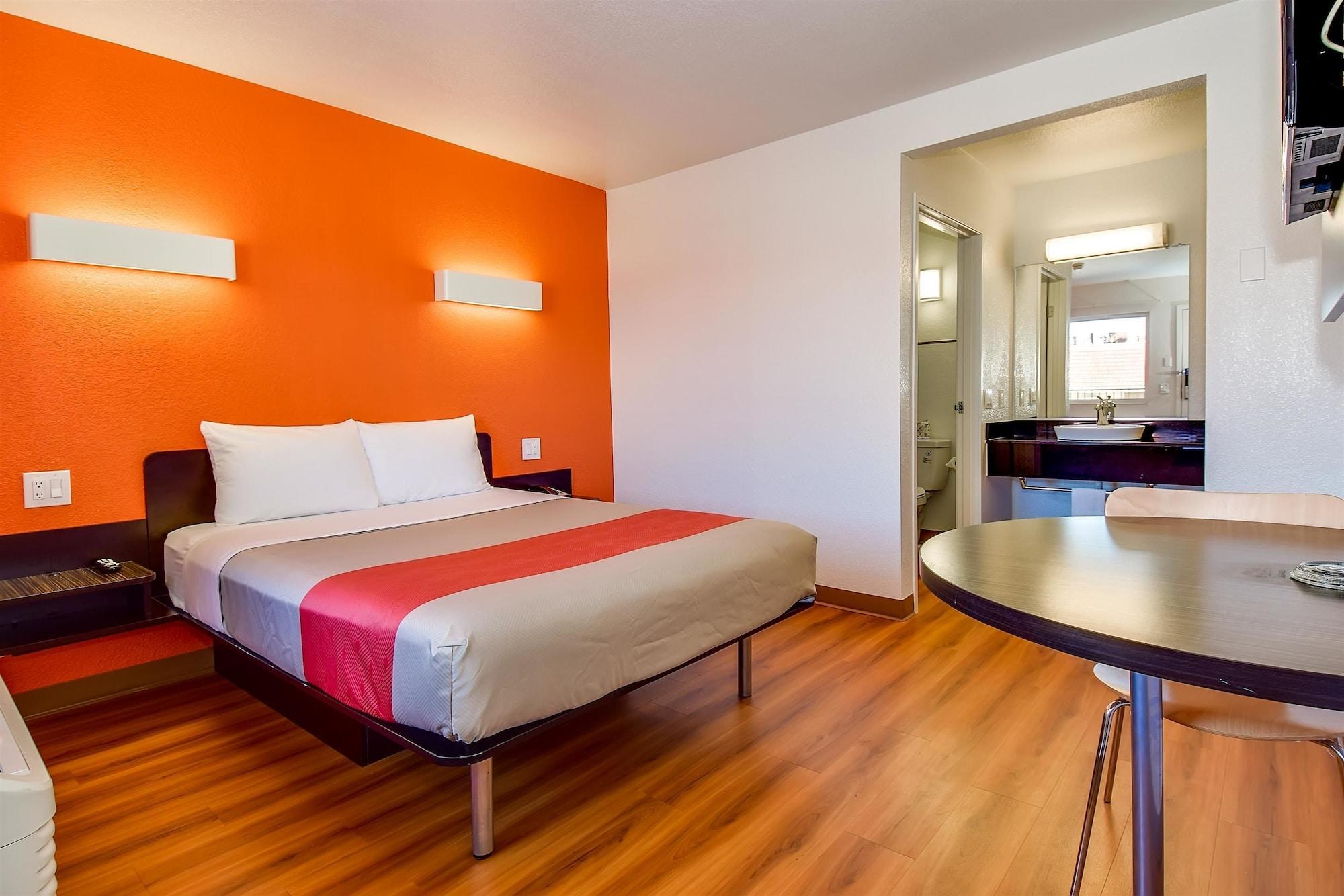 Hotel 6-riverside, Ca - South Riverside