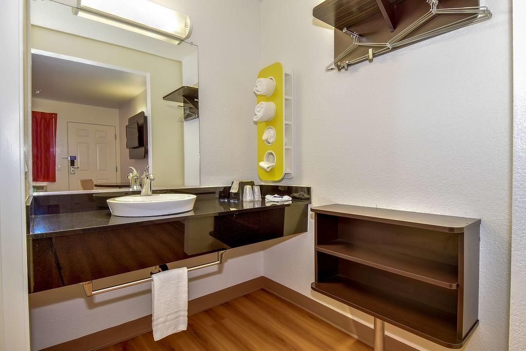 Hotel 6-riverside, Ca - South Riverside