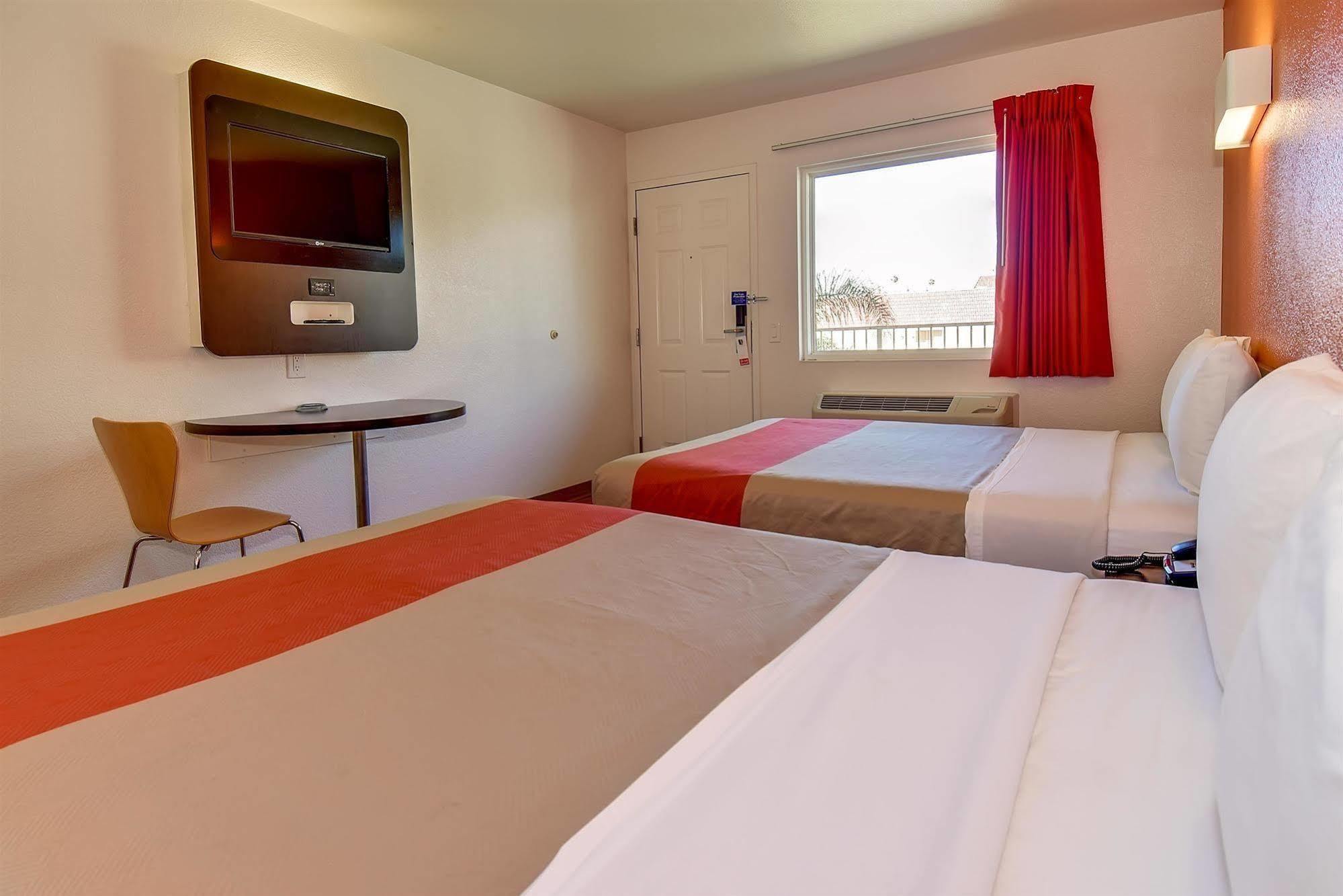 Hotel 6-riverside, Ca - South Riverside